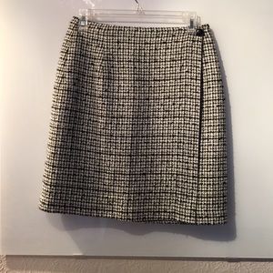 Express blacks and white wool skirt