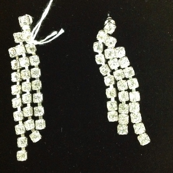 Jewelry - Rhinestone dangle Earrings 👌🏼FINAL SALE PRICE