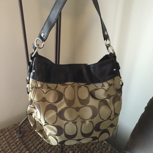 Coach ShoulderBag......Guarnteed Authentic