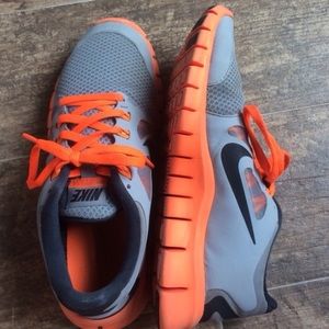 Nike free 5.0: 5.5 y but equivalent to a woman's 7