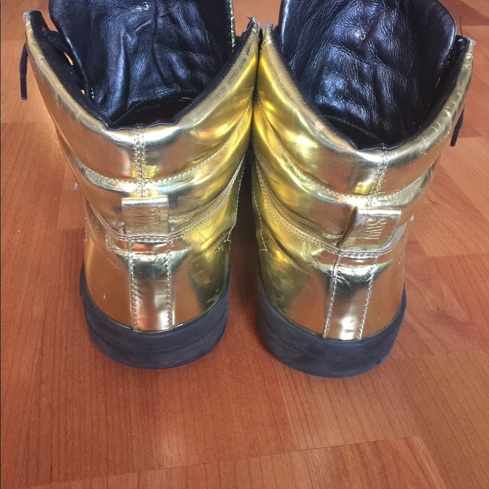Moschino Men's GOLD buckle sneakers - Picture 8 of 8