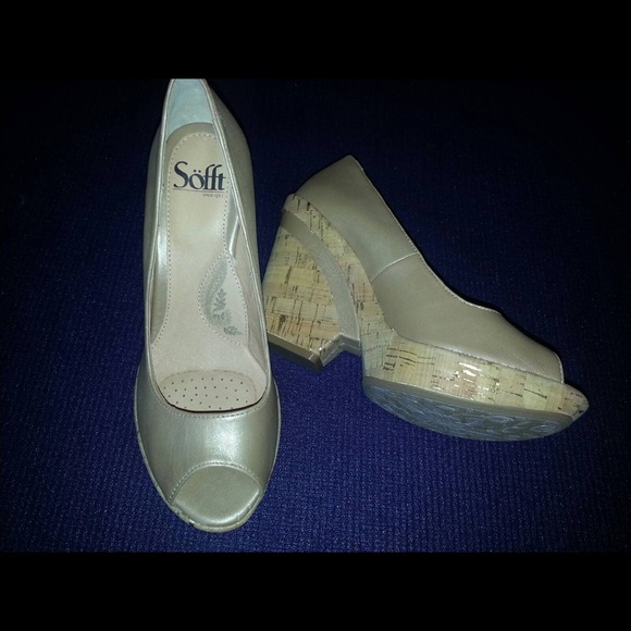 Sofft nude gold open toe wedge pumps. 4" New.