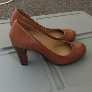 Nine West tan pumps