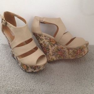 Floral print wedges 🌹