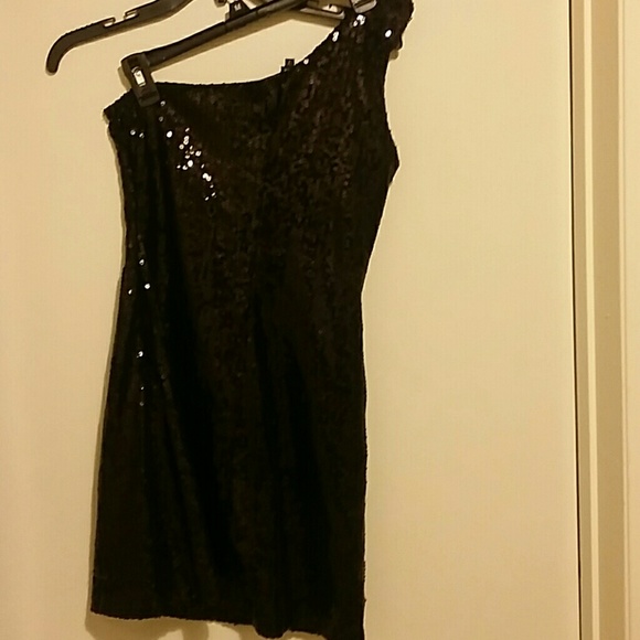 Black dress. Sequence. One shoulder prom dress