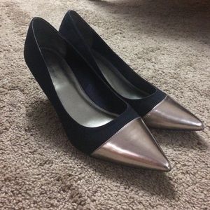 SALE BLACK CAP TOE PUMPS
