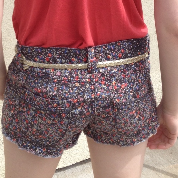 Floral cut-off shorts - Picture 2 of 3