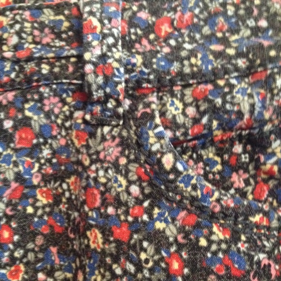 Floral cut-off shorts - Picture 3 of 3