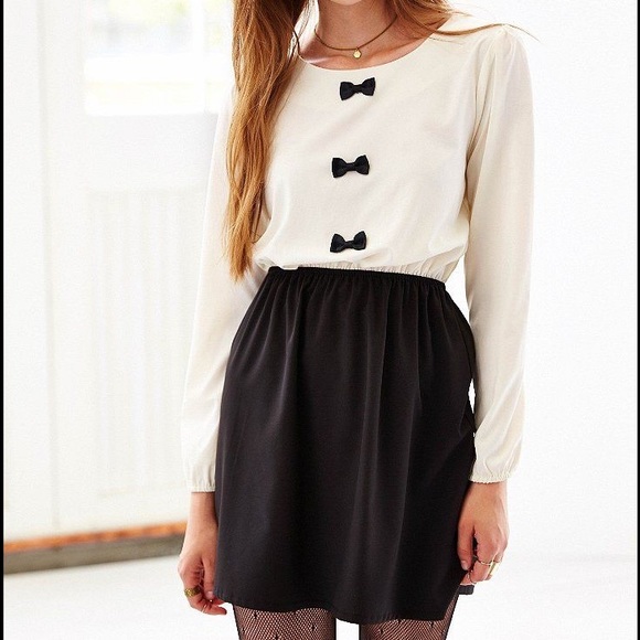 ✨Urban Outfitters black & white bow dress✨