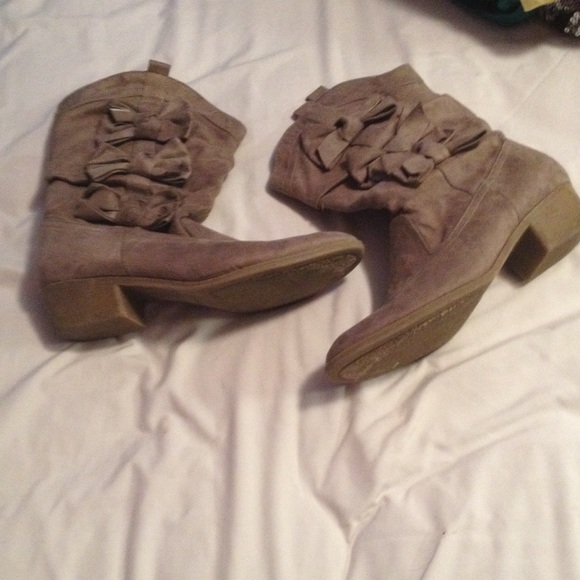 Cowgirl boots with bows