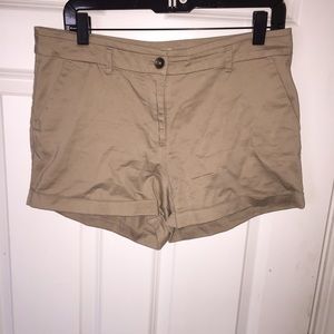 Large Mid rise khaki shorts