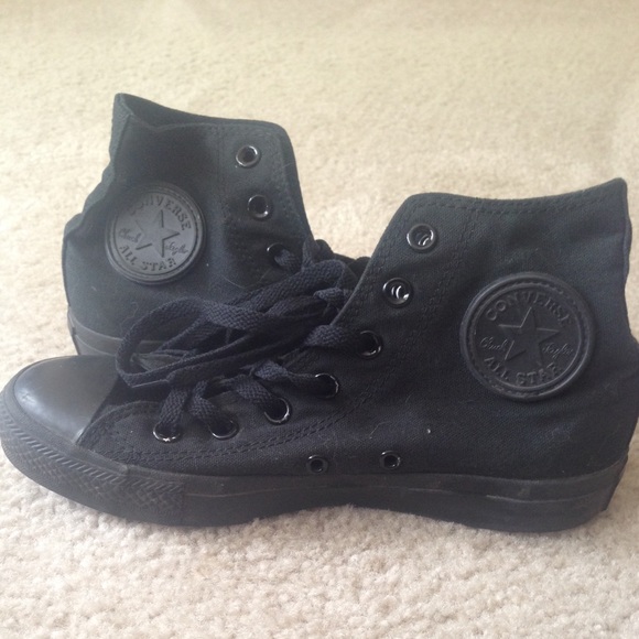 Monochrome black converse