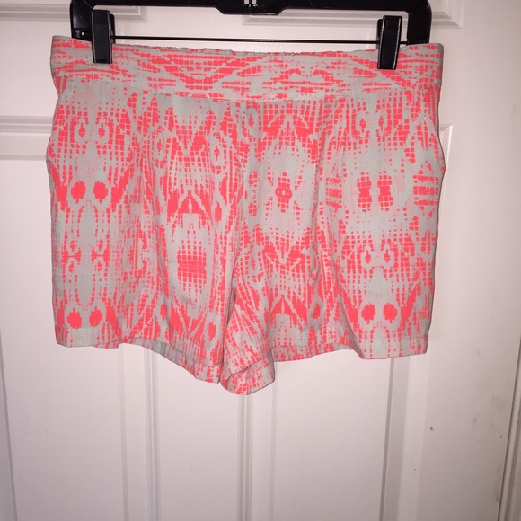 Large mid rise graphic shorts
