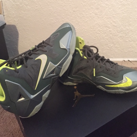 Green Lebron dunkman!