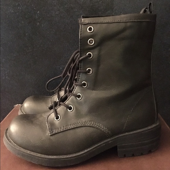 Black boots - Picture 2 of 4