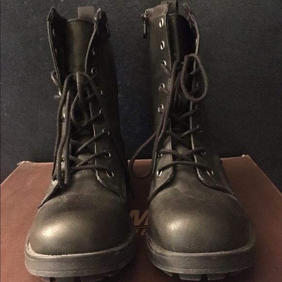 Black boots - Picture 3 of 4