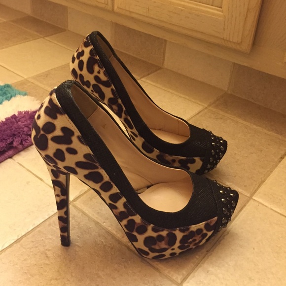 Cheetah and black heels - Picture 1 of 3