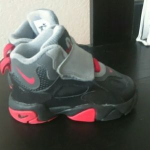 Toddler Nikes.  6c