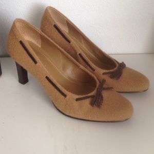 Beige Ralph Lauren kitten heels