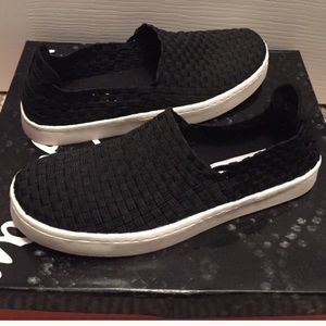 STEVE MADDEN BLACK WOVEN SLIP ON!