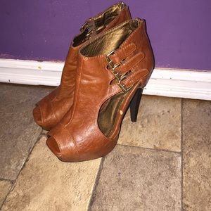 Belted zip-up peep toe booties