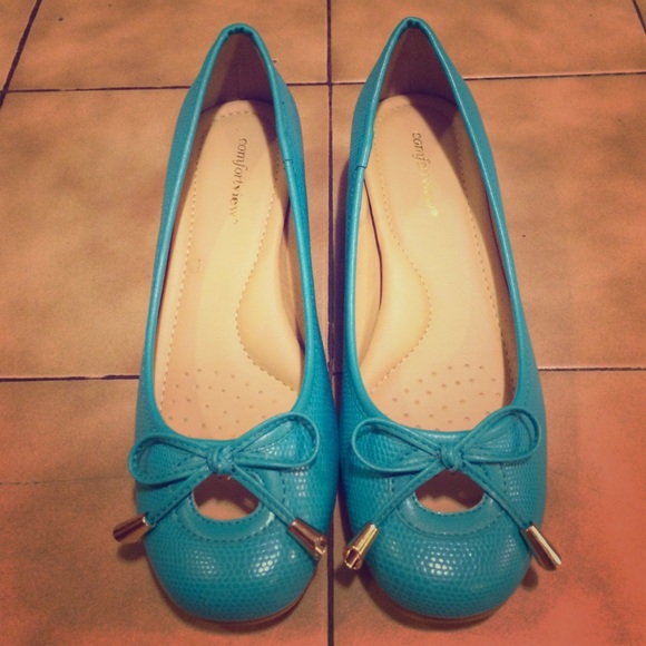 Teal pump with 1 and a half inch heel