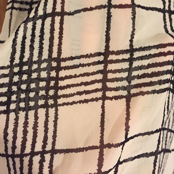 Black and White Top - Picture 2 of 4