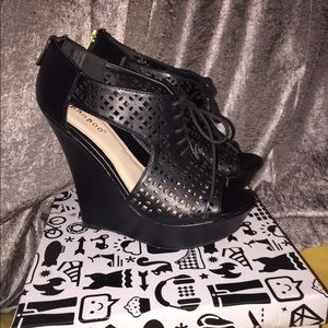 Bamboo cut-out peep-toe wedge