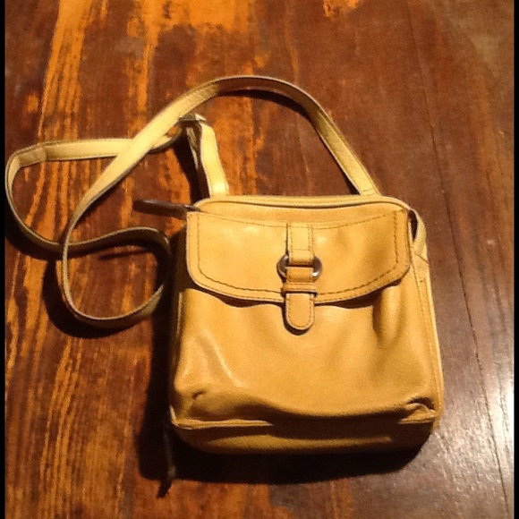 Mustard yellow leather shoulder bag.