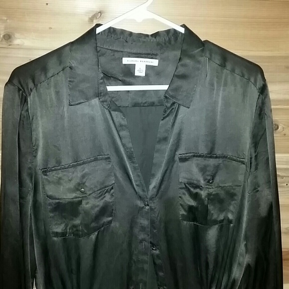 Elegant shirt with four front pockets. - Picture 1 of 3