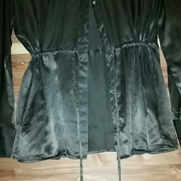 Elegant shirt with four front pockets. - Picture 2 of 3