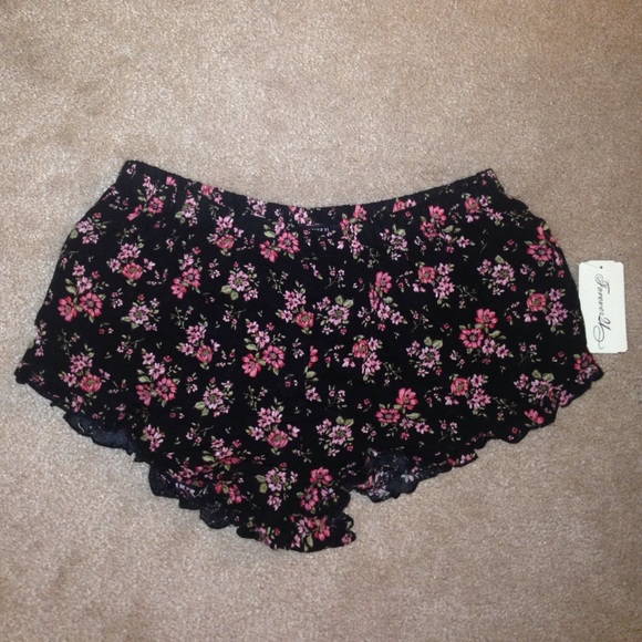 Forever 21 vodi shorts