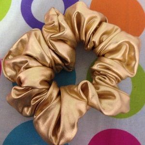 ✨✨BUNDLE✨✨ gold scrunchie & chevron