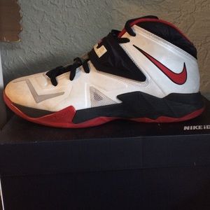 nike Lebron zoom soldier 11