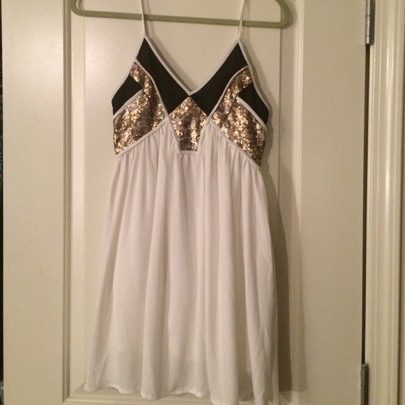 Beautiful white dress with gold/black accent