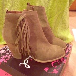 Qupid ankle booties