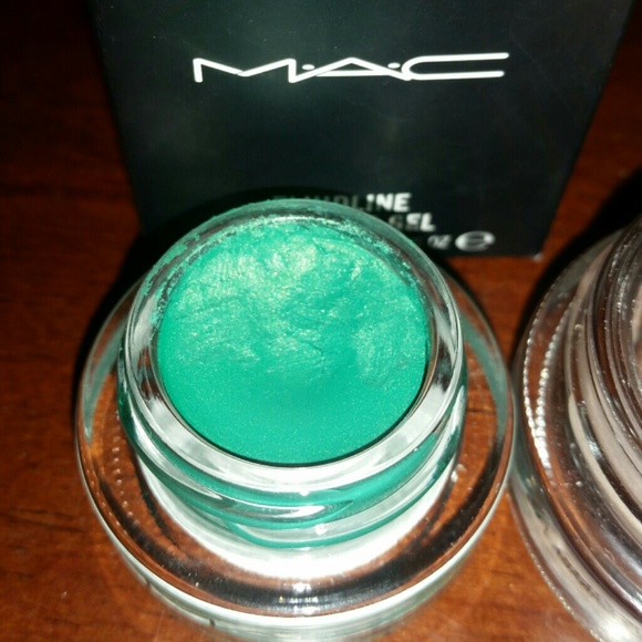 MAC Sassy Moss