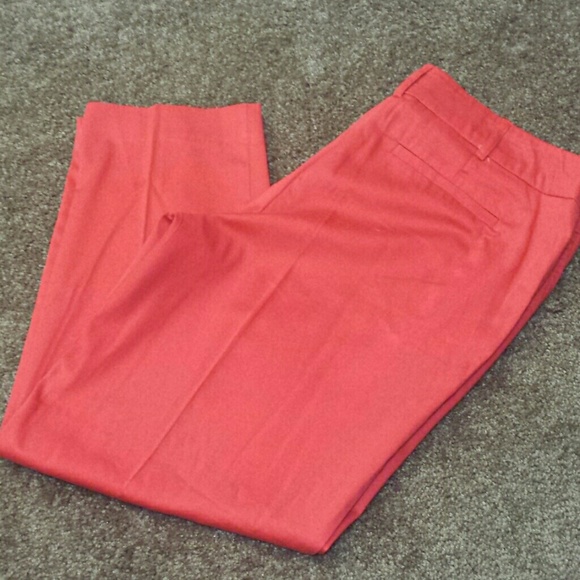 PLUS SIZE red capris