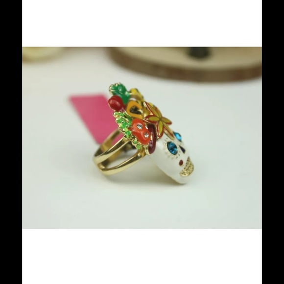 NEW Betsey Johnson Exaggerated flowers skull ring - Picture 2 of 3