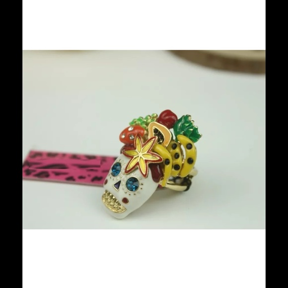 NEW Betsey Johnson Exaggerated flowers skull ring - Picture 3 of 3