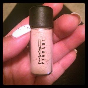Authentic MAC pigment in NAKED