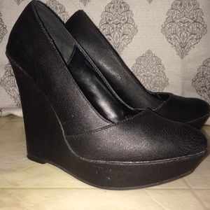 Black wedges