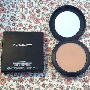 MAC Studio Fix Powder Plus Foundation in NW 25