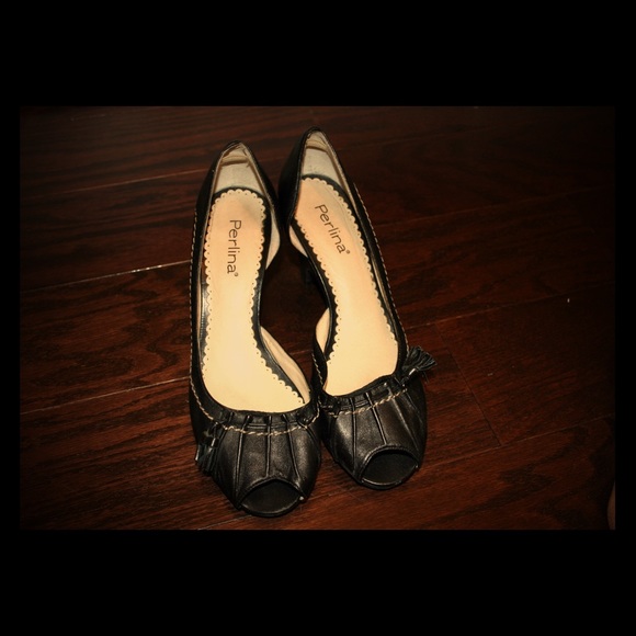 Cute black leather wedge, peek toe