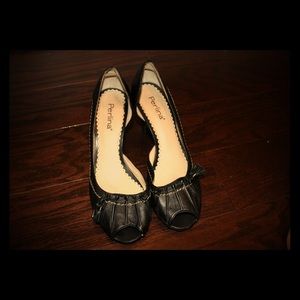 Cute black leather wedge, peek toe