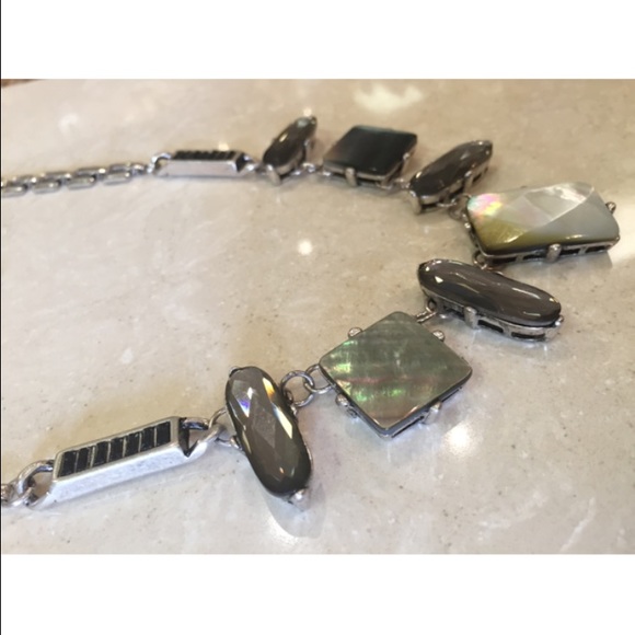 ✨New Kennet Cole Mother-Of-Pearl/Crystal Necklace. - Picture 2 of 3