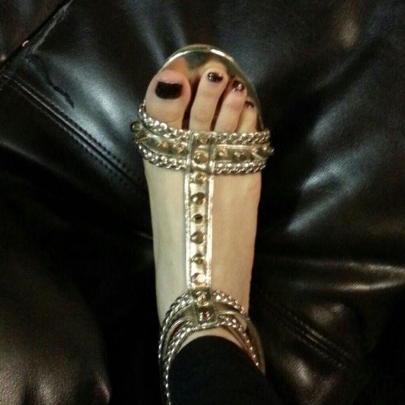 Bright golden gladiator spike platforms