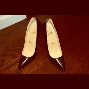 Synthetic black leather sexy pumps. Pointy toe