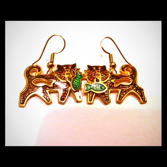 Cat with fish earrings - Picture 1 of 2
