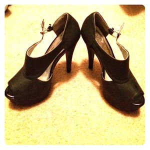 Super cute cut out heels in black